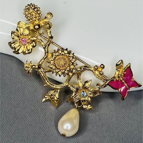 Vintage Avon Brooch Enamel Butterfly Faux Pearl Dangle Gold Tone Bee Flowers - Picture 1 of 9